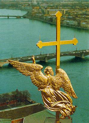 Ангел и крест на Петропавловском Соборе